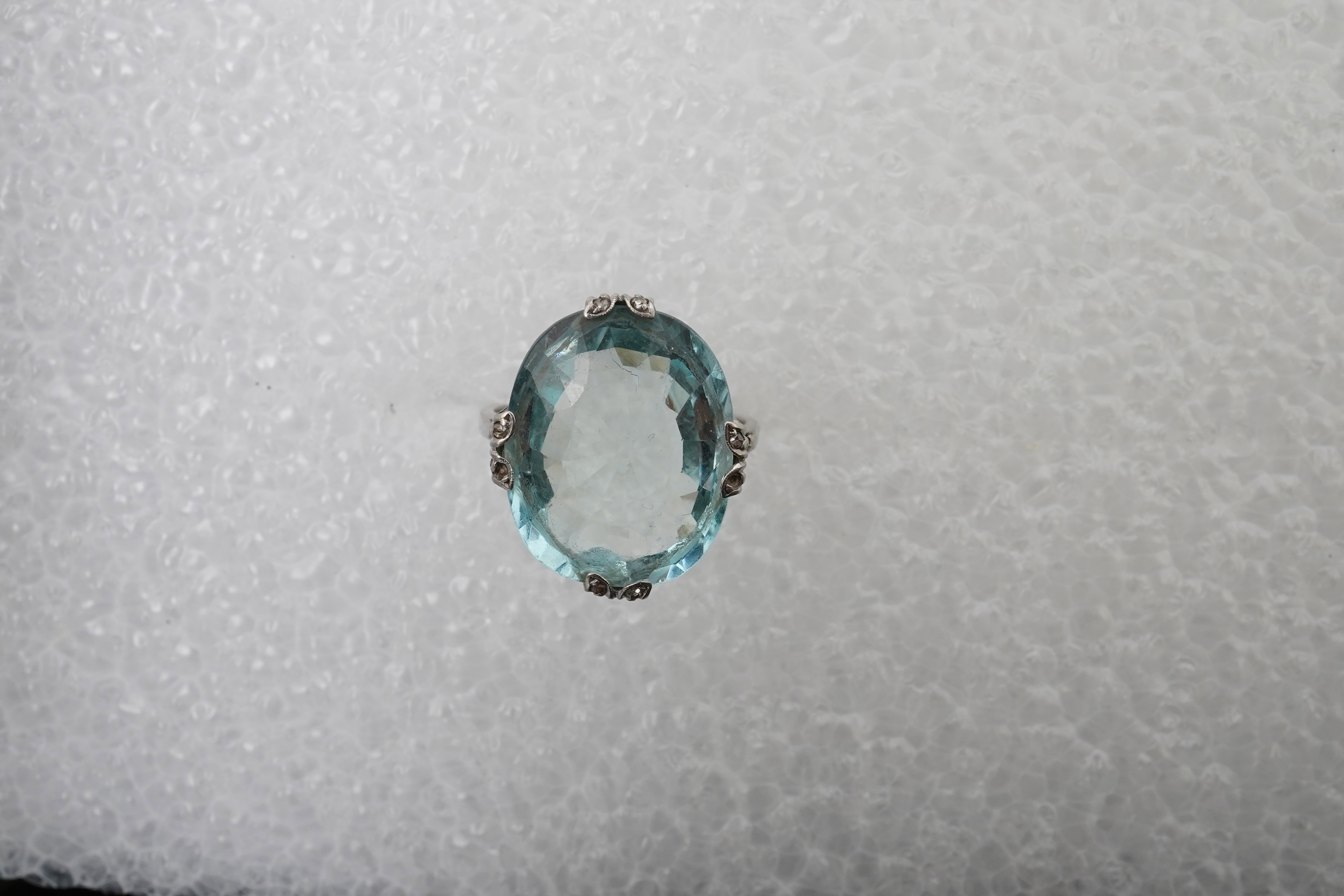 An attractive Belle Epoque aquamarine and diamond ring, early 20th century